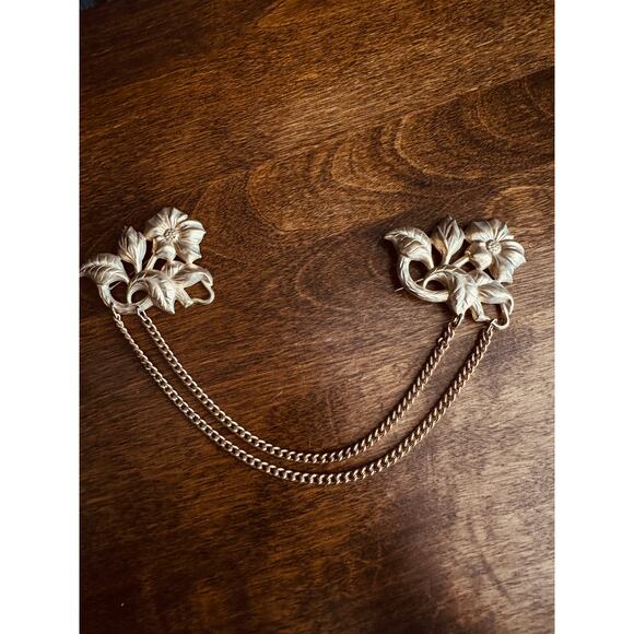 Vintage Jewelry - Vintage Sweater Clip Gold Tone Double Chain Brooch Pin Flower Sweater Guard